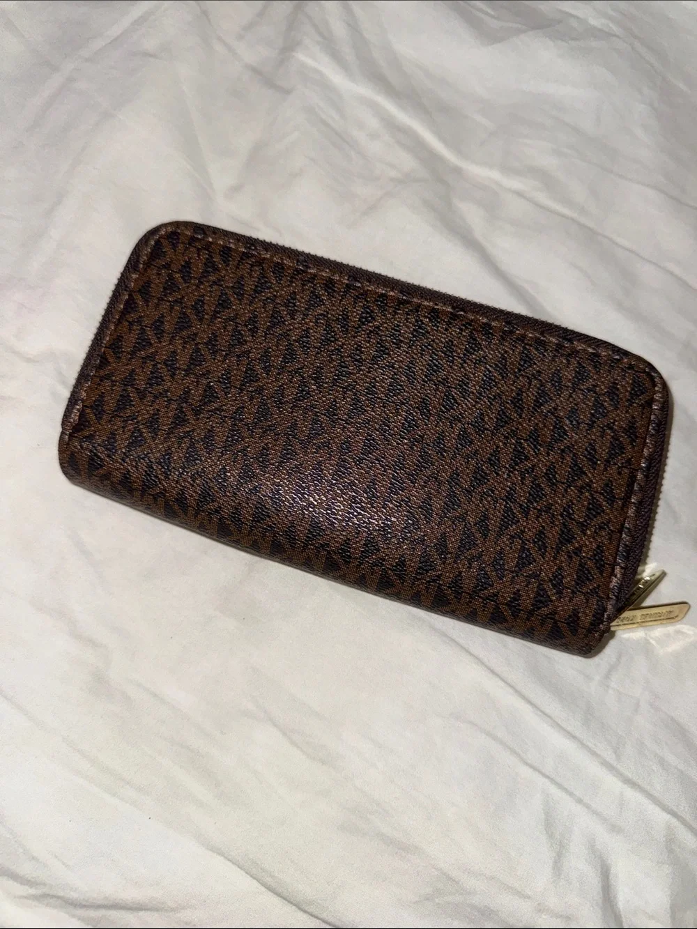 Michael Kors compact zip